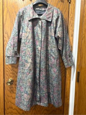 London Fog USA Vintage Lined Floral Long Coat in Dusty Rose Sage 6 Petite